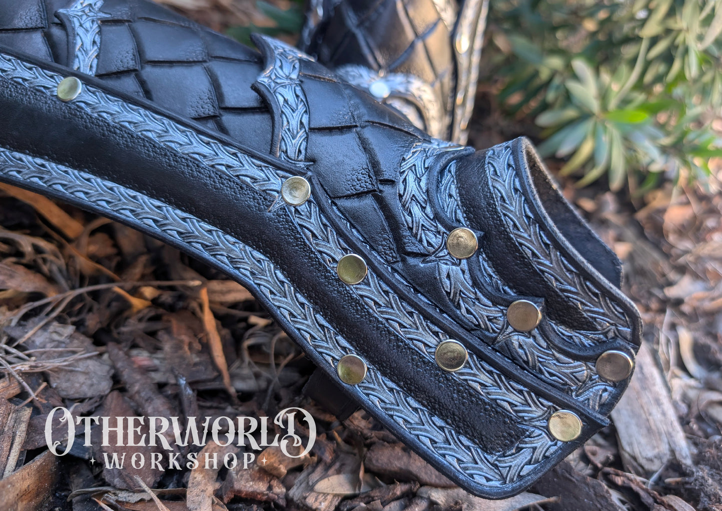 Leather Dragonscale Greaves Set